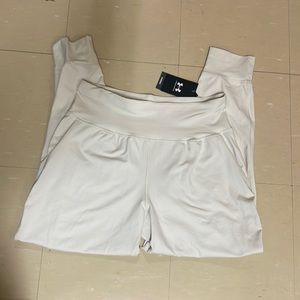New with tags. Women’s fitted Under Armour joggers. Size large.